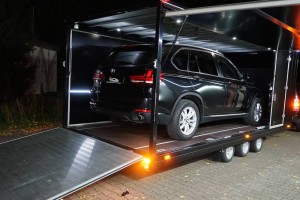 bmw x5 transport anhaenger seitlich offen | b.o.s. design