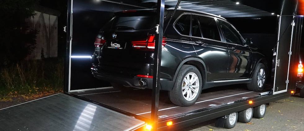 bmw x5 transport anhaenger seitlich offen | b.o.s. design